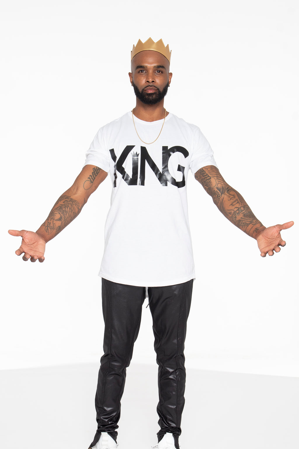 KING Curved Hem Graphic T-Shirt (Black) - pacorogiene